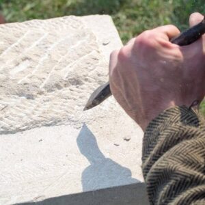 Découvrez les outils clés du tailleur de pierre