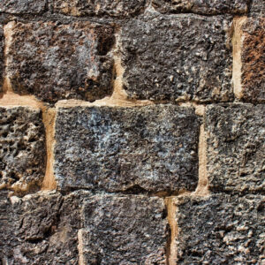 Profitez d’un mur à la fois esthétique et durable avec la solution de l’imitation pierre