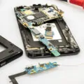 Et si vous répariez votre iPhone plutôt que d’en racheter un neuf ?