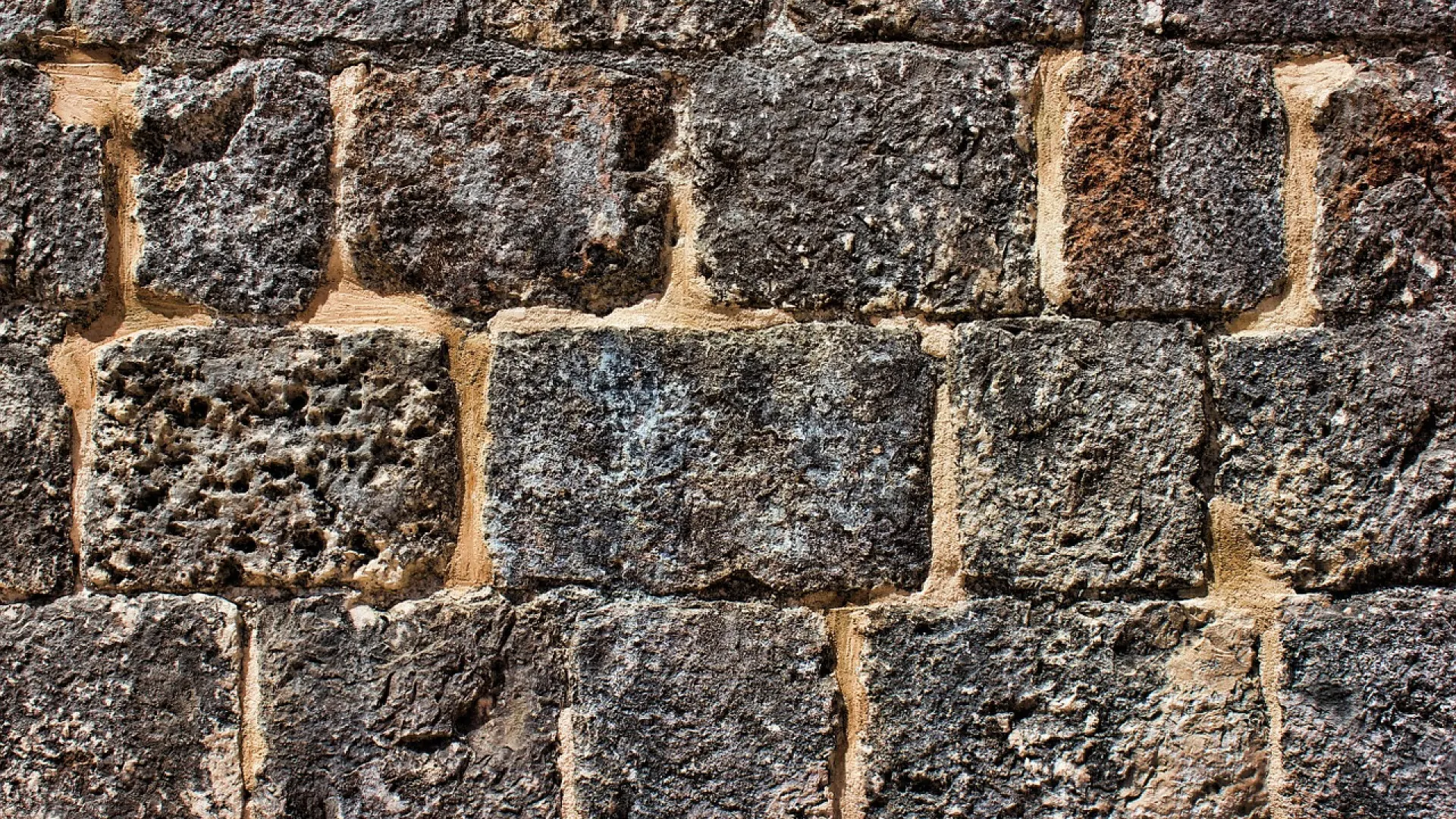 Profitez d’un mur à la fois esthétique et durable avec la solution de l’imitation pierre