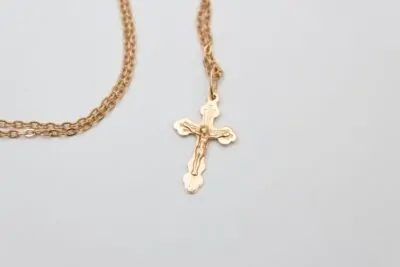 La croix en or, ce cadeau qu'on offre même quand on n’est pas catholique